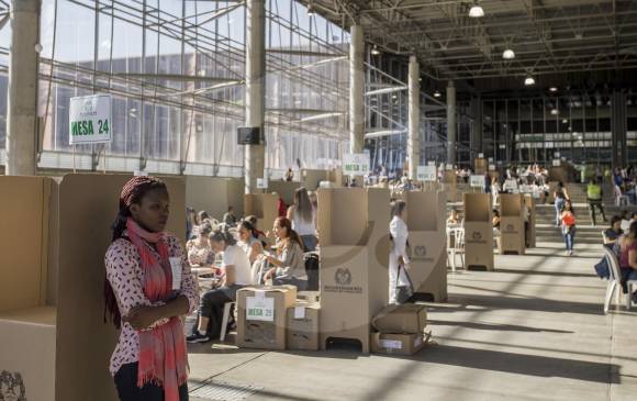 En Plaza Mayor, el puesto de votación de Medellín con más mesas, llegaron ciudadanos desde temprano.