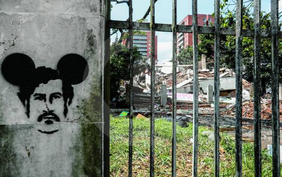Varios esténcil con la cara de Pablo Escobar fueron pintados en los muros exteriores del edificio. Así se veía el sitio ayer en la tarde.<b><span style="text-transform:uppercase"> </span></b>FOTO<b><span style="text-transform:uppercase"> jaime pérez</span></b> Varios esténcil con la cara de Pablo Escobar fueron pintados en los muros exteriores del edificio. Así se veía el sitio ayer en la tarde.<b><span style="text-transform:uppercase"> </span></b>FOTO<b><span style="text-transform:uppercase"> jaime pérez</span></b>