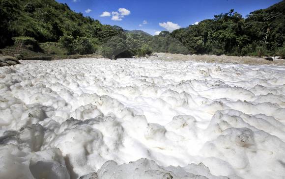 El río Medellín es el recurso hídrico más afectado. Recibe las aguas residuales de más de 3 millones y medio de habitantes. FOTO julio césar herrera