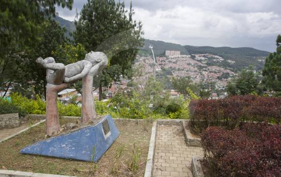 Durante los trabajos de construcción del parque que sirve como homenaje se encontraron algunos cuerpos que habían quedado bajo los escombros. FOTO ARCHIVO EL COLOMBIANO Durante los trabajos de construcción del parque que sirve como homenaje se encontraron algunos cuerpos que habían quedado bajo los escombros. FOTO ARCHIVO EL COLOMBIANO