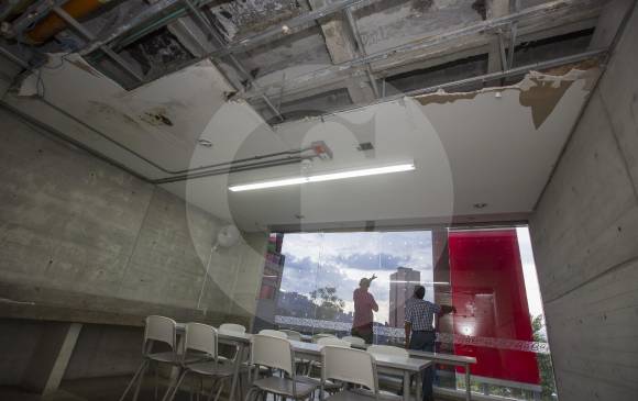El cielorraso de varios salones y del auditorio en el Le&oacute;n de Greiff est&aacute; muy deteriorado por la humedad. FOTO manuel saldarriaga