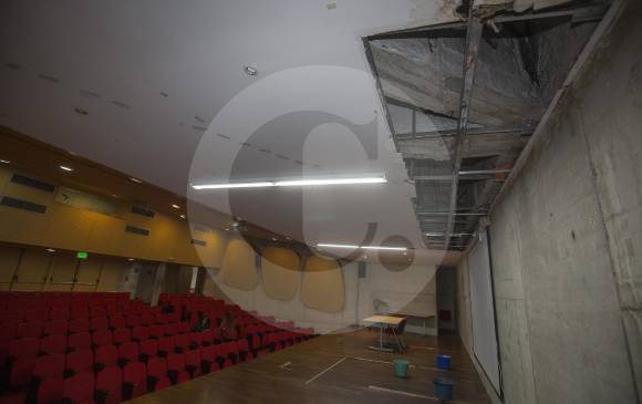 El teatro del Le&oacute;n de Greiff est&aacute; en mal estado, producto de las humedades generadas en el deck. FOTO manuel saldarriaga