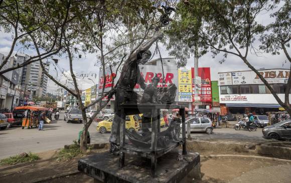 La escultura “El mecánico” del artista Justo Arosemena, es uno de los elementos representativos del barrio. FOTO SANTIAGO MESA RICO La escultura “El mecánico” del artista Justo Arosemena, es uno de los elementos representativos del barrio. FOTO SANTIAGO MESA RICO