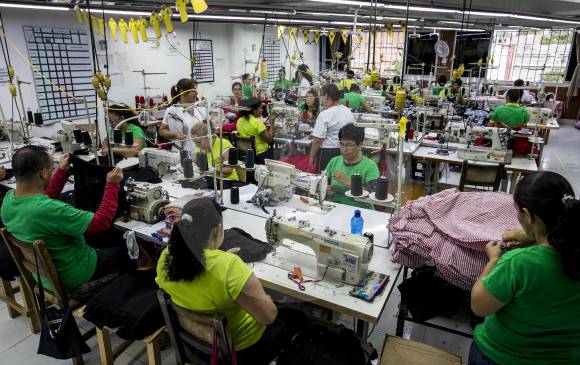La colección de Custo se cosió con talento local