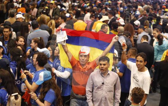 Asistentes a la celebración del triunfo que tuvo lugar en el Cubo de Colsubsidio en Bogotá.