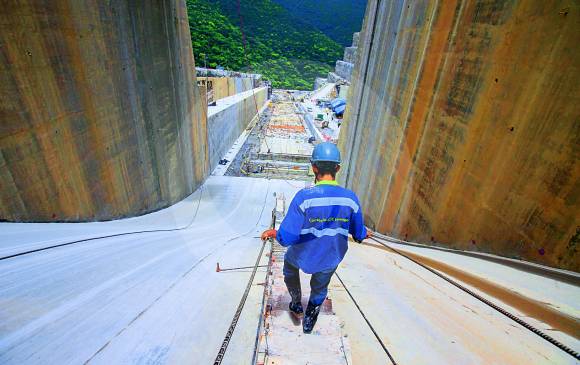 El vertedero ayuda a evacuar el agua en caso de ser necesario por los altos niveles de líquido cuando el embalse esté lleno.