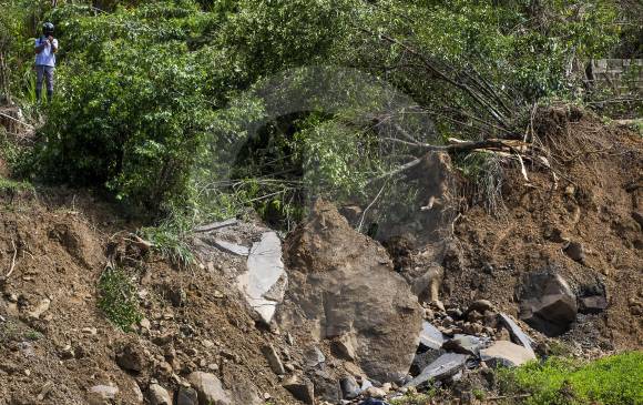 El asfalto quedó hecho pedazos por el movimiento de tierra. Al menos 200 metros de la carretera se perdieron totalmente. FOTO JULIO CÉSAR HERRERA El asfalto quedó hecho pedazos por el movimiento de tierra. Al menos 200 metros de la carretera se perdieron totalmente. FOTO JULIO CÉSAR HERRERA