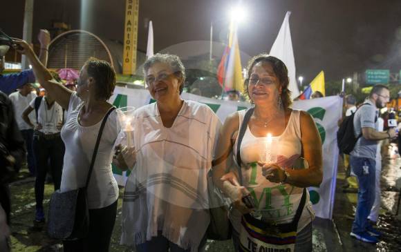 Muchos asistentes se emocionaron hasta las lágrimas en la marcha por la paz en Medellín. FOTO Esteban Vanegas Muchos asistentes se emocionaron hasta las lágrimas en la marcha por la paz en Medellín. FOTO Esteban Vanegas
