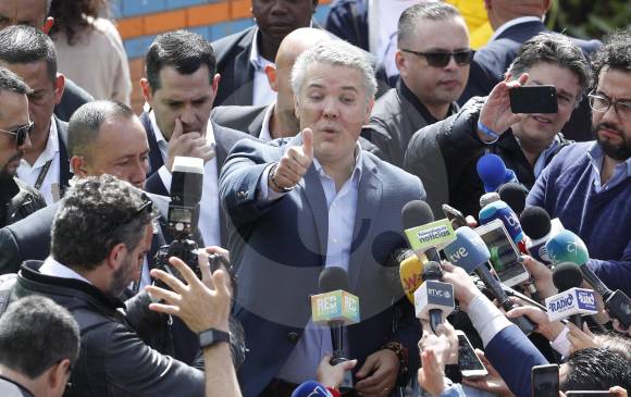 En la mañana, Duque se reunió con los medios de comunicación en Bogotá minutos después de sufragar.