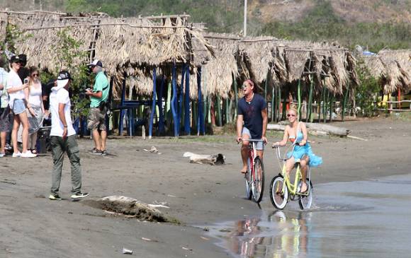 Vives y Shakira cantaron la canción mientras iban en bicicleta por la playa. FOTO Colprensa