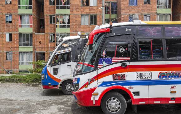Buses parqueados en Robledo por el paro de transportadores por la ola de violencia. Foto: Santiago Mesa Rico Buses parqueados en Robledo por el paro de transportadores por la ola de violencia. Foto: Santiago Mesa Rico