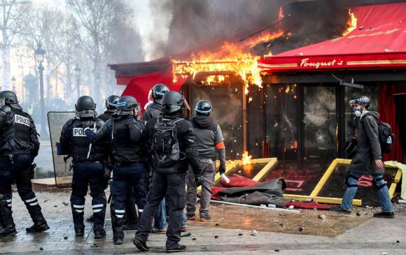 Así quedó el popular restaurante Fouquet’s. FOTO AFP Así quedó el popular restaurante Fouquet’s. FOTO AFP
