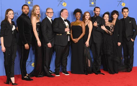 El elenco de The Handmaid’s tale celebran haber ganado como Mejor Serie dramática. FOTO AFP