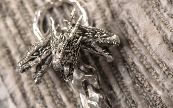 Este es el broche con el dragón de tres cabezas que acompaña el abrigo. FOTO Cortesía HBO Este es el broche con el dragón de tres cabezas que acompaña el abrigo. FOTO Cortesía HBO