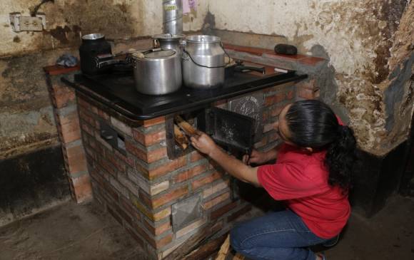 Según la Corporación, unas 32.000 familias cocinan en las nuevas estufas que contaminan menos. FOTO cortesía cornare