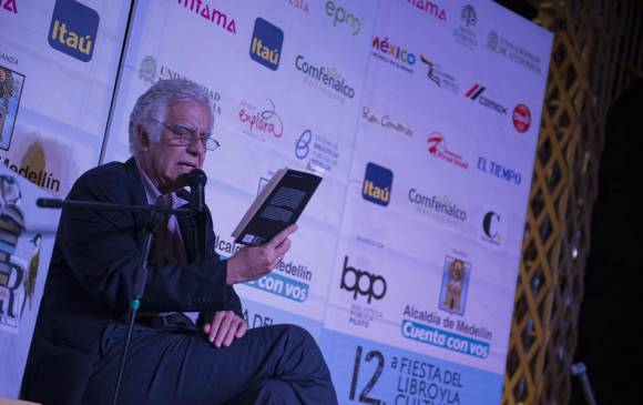 Alonso Cueto leyendo en el auditorio de El Colombiano. Foto: Cortesía Fiesta. Alonso Cueto leyendo en el auditorio de El Colombiano. Foto: Cortesía Fiesta.