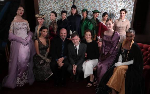 Este es parte del vestuario visto en El hilo fantasma. En la imagen el director Paul Thomas Andersos y el diseñador Mark Bridges a su derecha. FOTO Cortesia Facebook.com/PhantomThread Este es parte del vestuario visto en El hilo fantasma. En la imagen el director Paul Thomas Andersos y el diseñador Mark Bridges a su derecha. FOTO Cortesia Facebook.com/PhantomThread