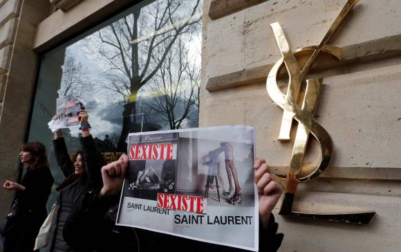 Personas protestan afuera de un almacén de YSL en París. FOTO Reuters Personas protestan afuera de un almacén de YSL en París. FOTO Reuters