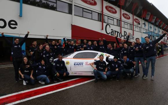 El carro electrosolar de Eafit compitió en una prueba de 24 horas, ganando el primer lugar en la vuelta más rápida y regularidad. FOTO CORTESÍA KRATOS El carro electrosolar de Eafit compitió en una prueba de 24 horas, ganando el primer lugar en la vuelta más rápida y regularidad. FOTO CORTESÍA KRATOS