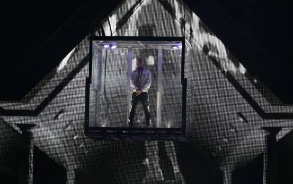 El artista empezó su actuación, minutos antes de lo previsto, metido en una inmensa caja de cristal. FOTO COLPRENSA El artista empezó su actuación, minutos antes de lo previsto, metido en una inmensa caja de cristal. FOTO COLPRENSA