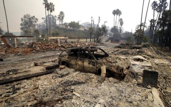 Ya van más de 200.000 evacuados por incendios en Los Ángeles
