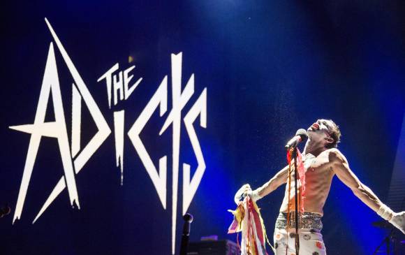 Monkey, vocalista de The Adicts, entregó un espectáculo lleno de elementos sorpresa y dramatismo en Altavoz. Foto: Carlos Velásquez. Monkey, vocalista de The Adicts, entregó un espectáculo lleno de elementos sorpresa y dramatismo en Altavoz. Foto: Carlos Velásquez.