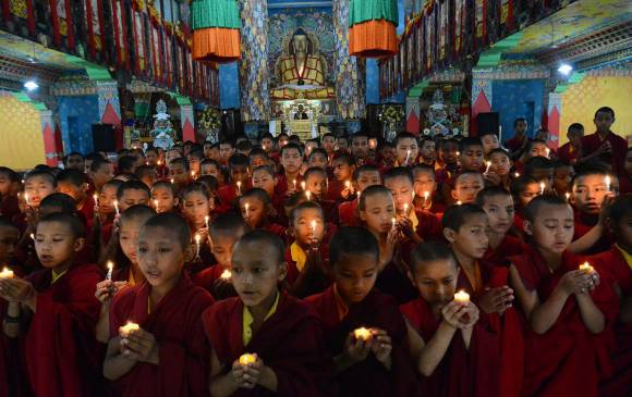 Con más de 2.400 muertos, el terremoto de Nepal llena de luto a varios países. Y cada cultura enfrenta su duelo de acuerdo con su tradición. En la foto, monjes budistas novatos nepalenses del monasterio Tergar, en India, ofrecen oraciones por las víctimas. FOTO AFP