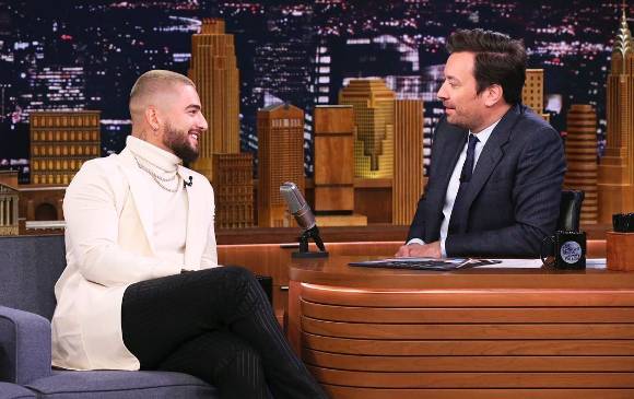 Imagen de Maluma en la entrevista al lado de Jimmy Fallon