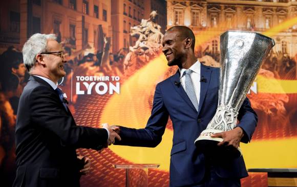 El exfutbolista Eric Abidal recibió la copa que se llevará el ganador de la Liga Europa el 16 de mayo y que relevará al Manchester United. FOTO EFE El exfutbolista Eric Abidal recibió la copa que se llevará el ganador de la Liga Europa el 16 de mayo y que relevará al Manchester United. FOTO EFE