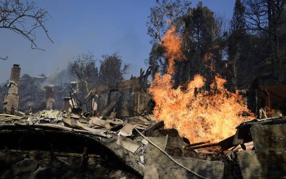 Ya van más de 200.000 evacuados por incendios en Los Ángeles