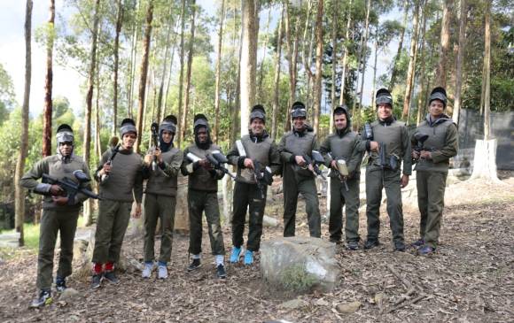 En el centro, el técnico Ismael Rescalvo con parte del plantel escarlata. Aquí, la táctica también es clave.