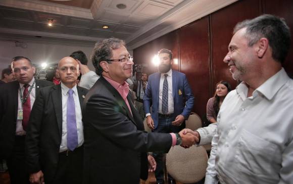 Antes de recibir el apoyo de Ingrid Betancourt, Petro tuvo un conversatorio con los gremios médicos para analizar la salud. FOTO Colprensa