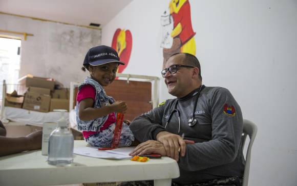 Pediatra Juan Carlos Arboleda atendiendo uno de los niños de Nuquí. FOTO ESTEBAN VANEGAS Pediatra Juan Carlos Arboleda atendiendo uno de los niños de Nuquí. FOTO ESTEBAN VANEGAS