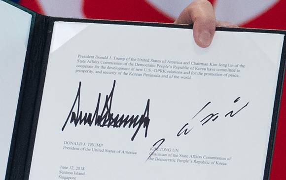 Documento firmado por Donald Trump y Kim Jong-un. FOTO AFP Documento firmado por Donald Trump y Kim Jong-un. FOTO AFP