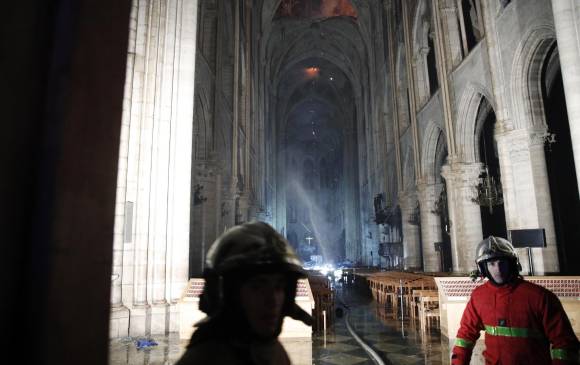 Los bomberos logran sofocar el fuego en la Catedral de Notre Dame. FOTO: EFE Los bomberos logran sofocar el fuego en la Catedral de Notre Dame. FOTO: EFE