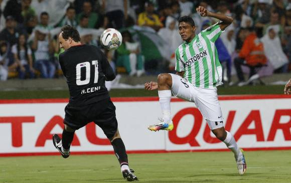 El momento en el que Luis Carlos Ruiz eleva el balón y supera la resistencia de Rógerio Ceni, para marcar el tanto de la victoria de Nacional sobre el Sao Paulo. FOTO JUAN ANTONIO SÁNCHEZ