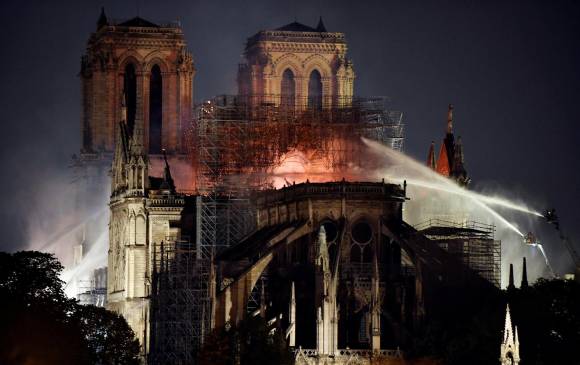 Bomberos continuaban en la noche de este lunes trabajando por apagar las llamas en Notre Dame . FOTO EFE Bomberos continuaban en la noche de este lunes trabajando por apagar las llamas en Notre Dame . FOTO EFE