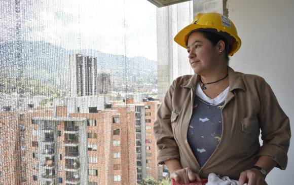 María Castro, una madre soltera de 40 años, empezó a trabajar como ayudante de acabados en el sector de la construcción a comienzos de este año de la mano de Soluper. Ella es un ejemplo del aumento de las mujeres contratadas por la empresa en cargos masculinizados. María Castro, una madre soltera de 40 años, empezó a trabajar como ayudante de acabados en el sector de la construcción a comienzos de este año de la mano de Soluper. Ella es un ejemplo del aumento de las mujeres contratadas por la empresa en cargos masculinizados.