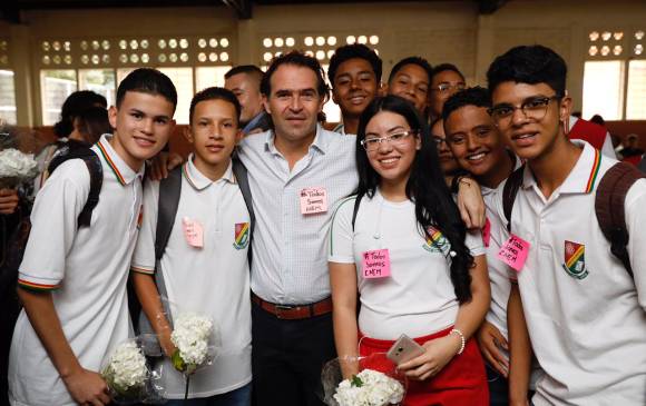 Con flores blancas y el numeral #TodosSomosInem participaron los estudiantes del acto. FOTO CORTESÍA ALCALDÍA DE MEDELLÍN