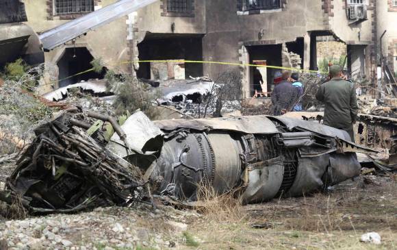 La vivienda junto a la que se incendió el avión estaba vacía. FOTO REUTERS La vivienda junto a la que se incendió el avión estaba vacía. FOTO REUTERS