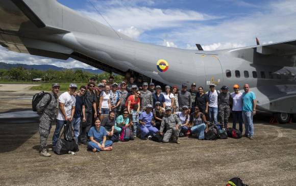 Este es el grupo de profesionales de la salud y de reservistas que viajaron a Nuquí. FOTO ESTEBAN VANEGAS Este es el grupo de profesionales de la salud y de reservistas que viajaron a Nuquí. FOTO ESTEBAN VANEGAS