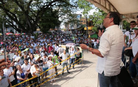 El candidato Gustavo Petro estuvo de paso ayer por el municipio de Puerto Berrío, en el Magdalena Medio antioqueño. FOTO CORTESÍA CAMPAÑA