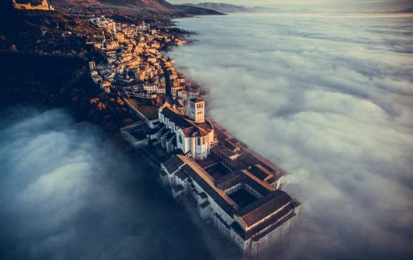 Esta fue la imagen que obtuvo el primer lugar en la categoría Viajes. Fue tomada a la Basílica de San Francisco de Asis en Umbría, Italia por Francisco Cattuto. FOTO Cortesía Dronestagram y Francisco Cattuto Esta fue la imagen que obtuvo el primer lugar en la categoría Viajes. Fue tomada a la Basílica de San Francisco de Asis en Umbría, Italia por Francisco Cattuto. FOTO Cortesía Dronestagram y Francisco Cattuto