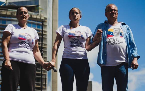 La familia de Juan Requesens espera su liberación. Estos son sus padres y su hermana. FOTO: CHEO ARIAS La familia de Juan Requesens espera su liberación. Estos son sus padres y su hermana. FOTO: CHEO ARIAS