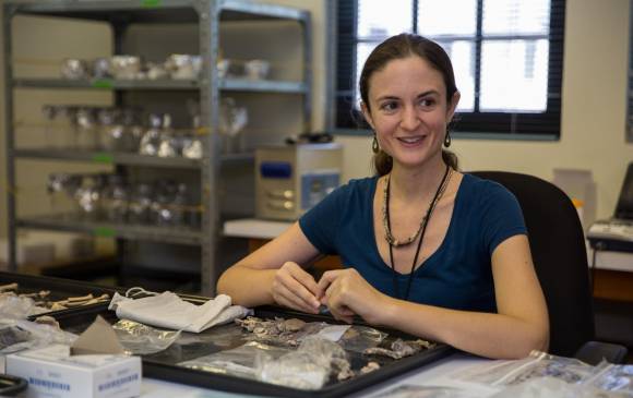 Ashley Sharpe, arqueóloga del Smithsonian Tropical Research Institute. Foto: Sean Mattson | Smithsonian Tropical Research Institute