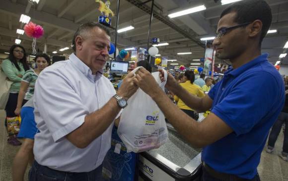 Desde el 1 de Julio entró en vigencia el impuesto de 20 pesos por bolsa plástica. Foto: Manuel Saldarriaga Desde el 1 de Julio entró en vigencia el impuesto de 20 pesos por bolsa plástica. Foto: Manuel Saldarriaga