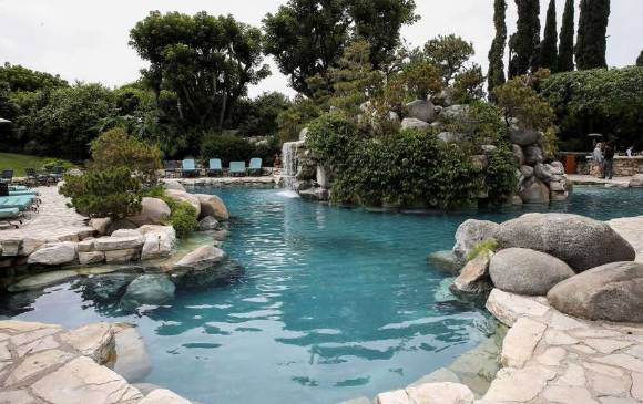 La famosa piscina en forma de cueva de la mansión Playboy. FOTO AP La famosa piscina en forma de cueva de la mansión Playboy. FOTO AP