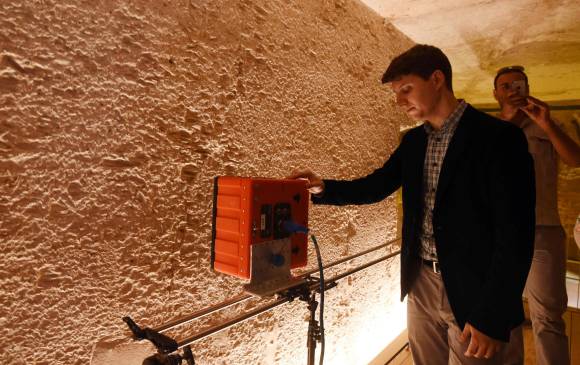 Durante la noche, en un plazo de 12 horas, se realizaron hasta 40 escaneados a diferentes alturas y profundidades de la tumba. FOTO AFP