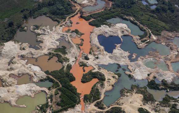 Explotación de terrenos convertidos en Minas ilegales en el bajo Cauca. Foto: Manuel Saldarriaga Quintero Explotación de terrenos convertidos en Minas ilegales en el bajo Cauca. Foto: Manuel Saldarriaga Quintero