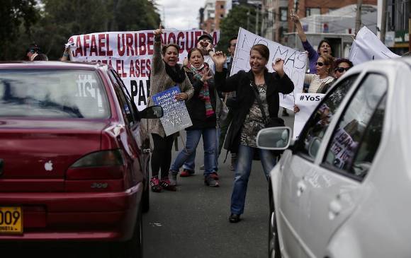 Así fue la tarde de manifestaciones a las afueras de la clínica Navarra. FOTOS Colprensa Así fue la tarde de manifestaciones a las afueras de la clínica Navarra. FOTOS Colprensa